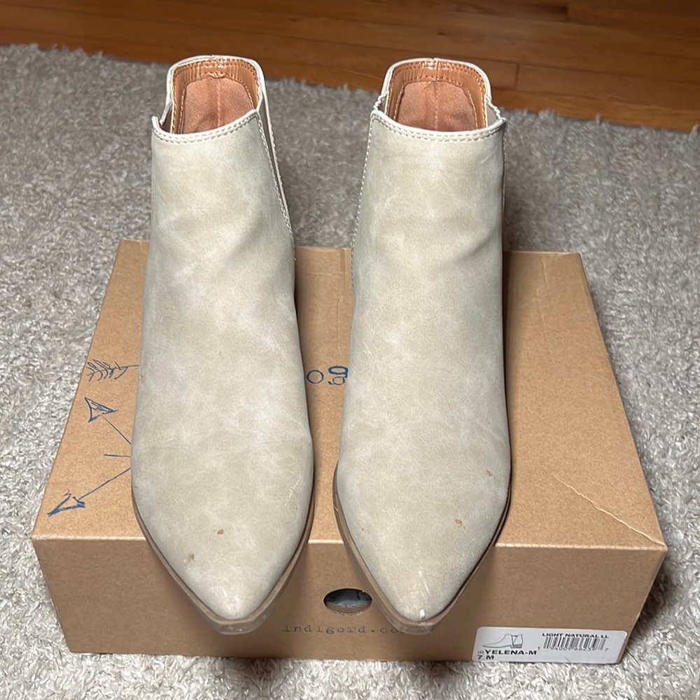 Pointed toe short bootie